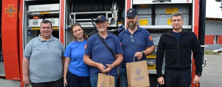 Brandweer IJsselmuiden: Opnieuw tankautospuit afgeleverd in Oekraïne.