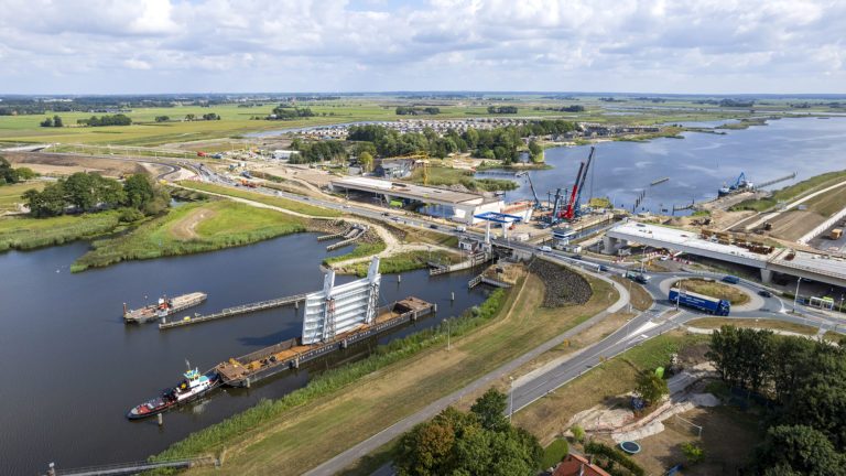 Bijzonder transport bij Roggebotsluis