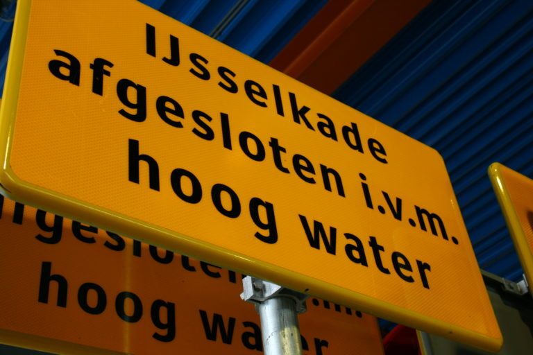 Hoogwaterbrigade oefent sluiten ‘stadsmuurwaterkering’ Kampen