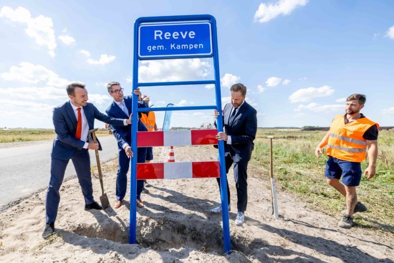 Minister plaatst woonplaatsbord nieuwe dorp Reeve