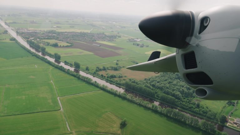 In vogelvlucht schoonmaak van sloten controleren