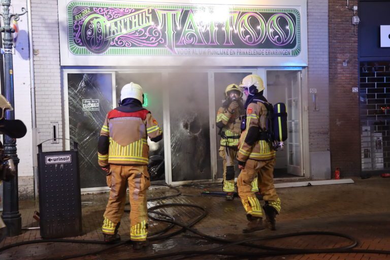 Brand tattooshop oudestraat Kampen: Getuigen melden brandstichting.