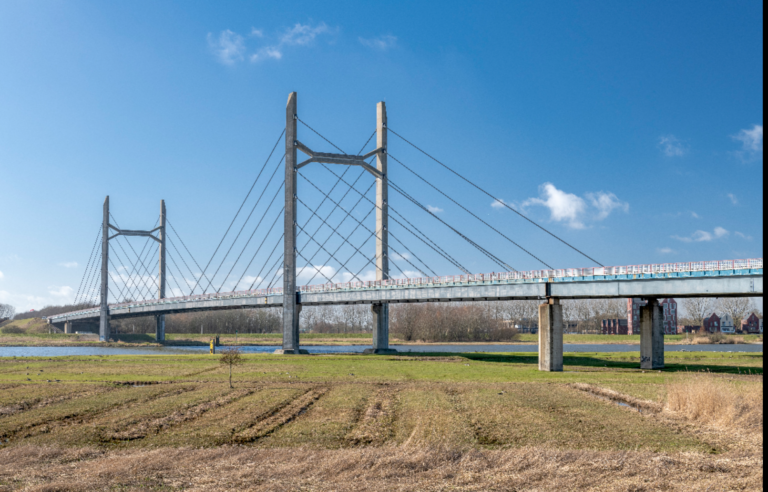 Bouw hangsteigers onder Molenbrug Kampen voor inspecties en herstelwerkzaamheden