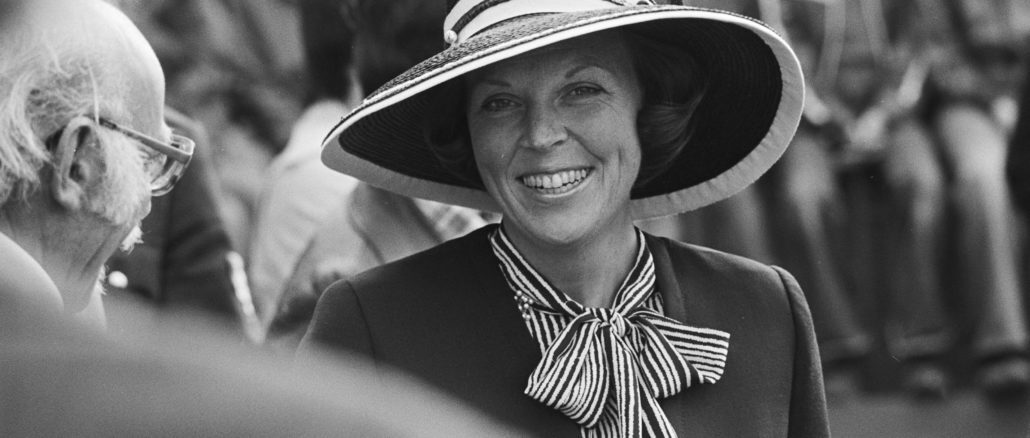 Beatrix met hoed_nationaal archief_foto Bert Verhoeff