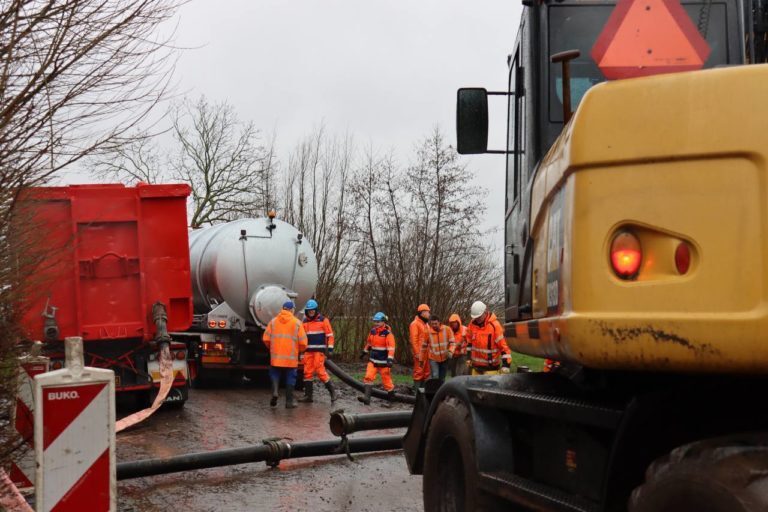 Waterschap repareert lekke rioolleiding op Kampereiland