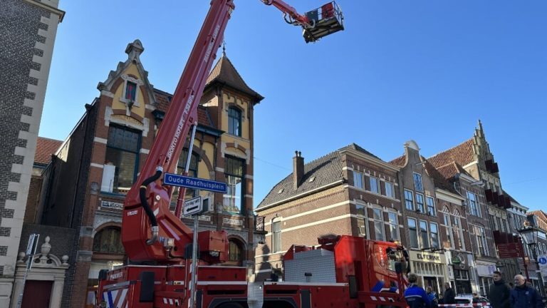 Woningbrand veroorzaakt door brandende bloempot met peuken