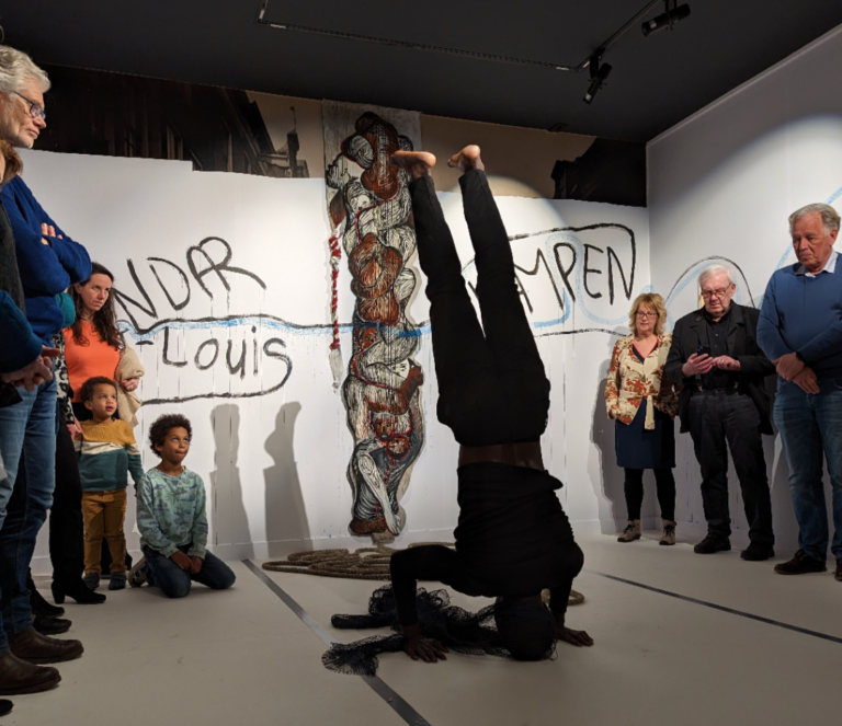 Alioune Diagne brengt kunstvormen samen in tijdelijk atelier op zaal in Stedelijk Museum Kampen