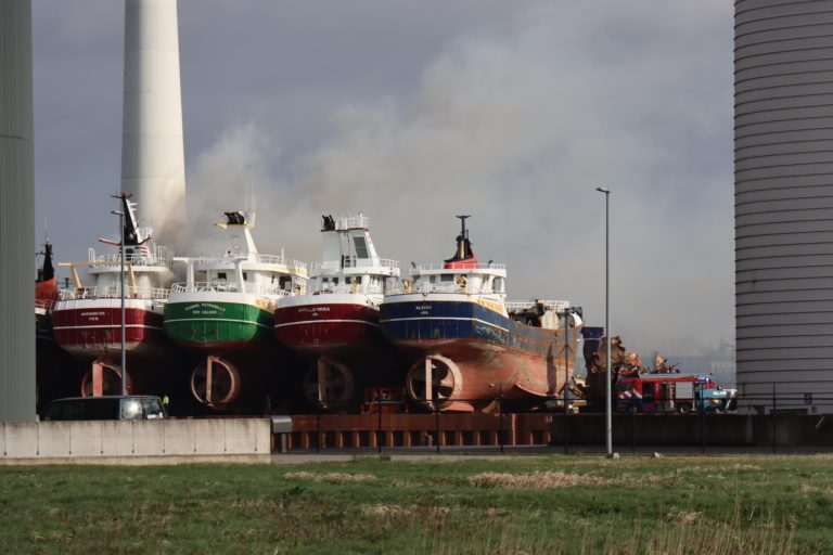 Grote brand bij metaalbedrijf aan de Oslokade in Kampen (met video)