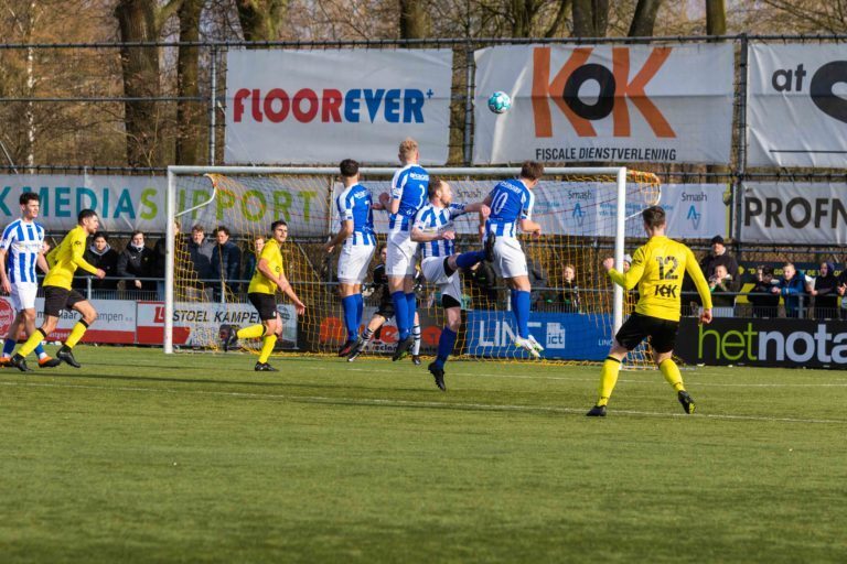 Matige pot voetbal in stadsderby KHC tegen Dos Kampen. Teams weten publiek niet te vermaken.