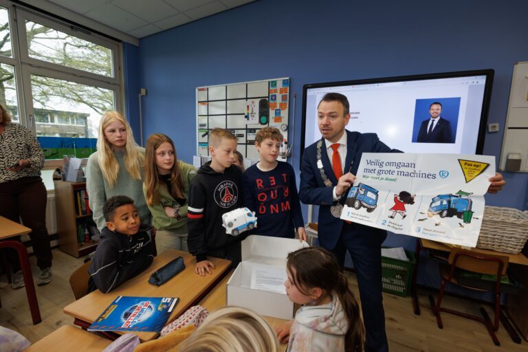 Schoolkinderen ontvangen lespakket Veilig Buiten Spelen