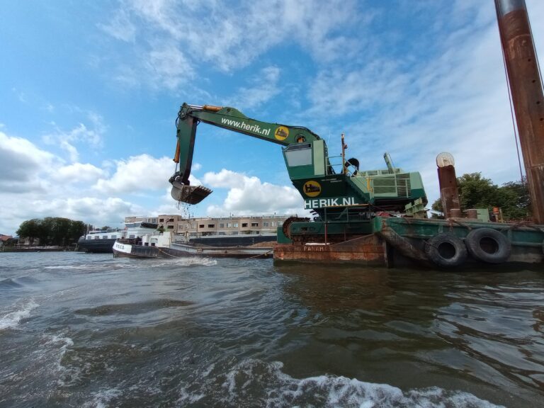 Baggerwerkzaamheden bij Kampen voor bescherming hoogwater