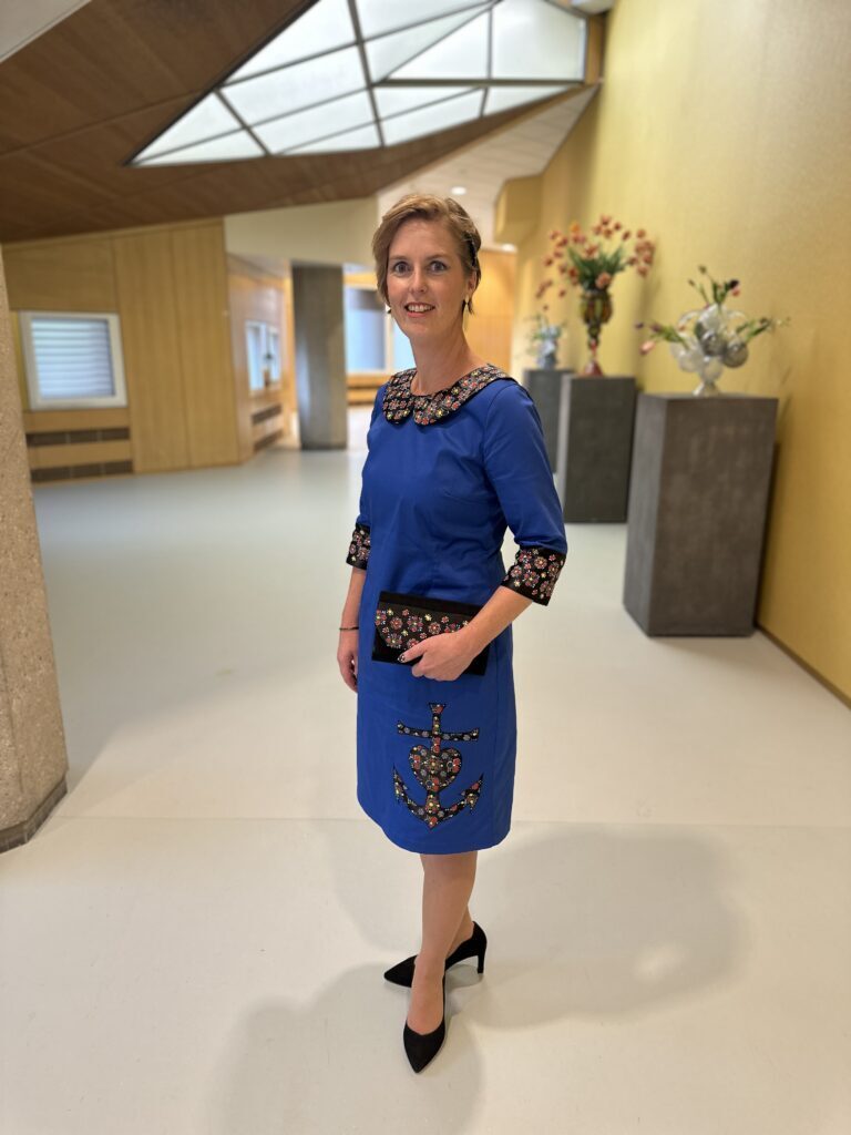 Hilde Palland met regionaal getinte jurk op Prinsjesdag in Den Haag