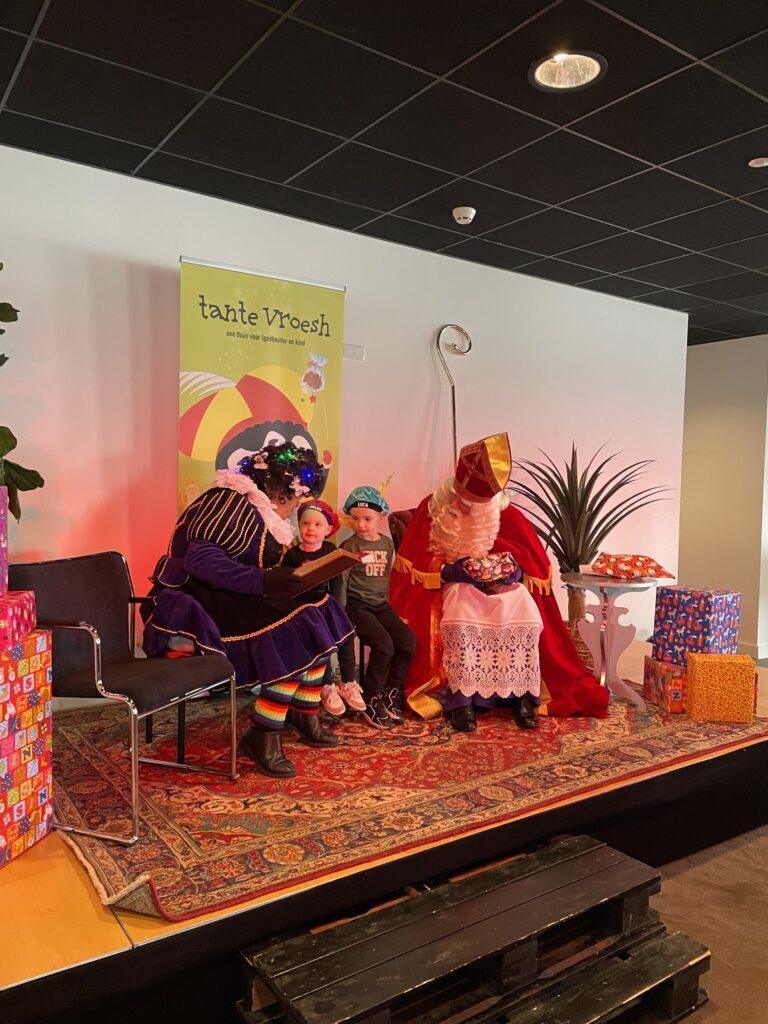 Gastouderbureau Tante Vroesh viert geslaagd Sinterklaasfeest voor ruim 100 kinderen