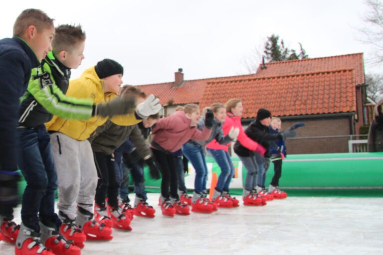 Schaatsen op het schoolplein van de Willem van Oranjeschool voor het goede doel