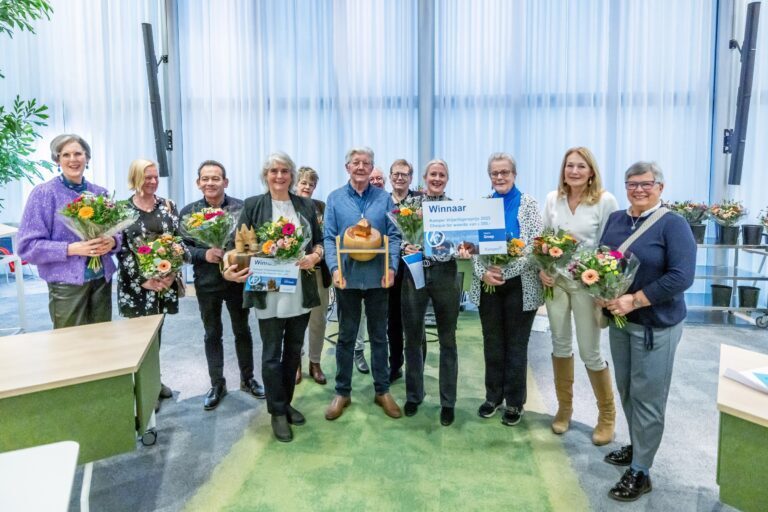 Jannie van de Ridder en gastfamilie begraafplaatsen Bovenbroek en Zandberg winnen Kamper Vrijwilligersprijs 2023