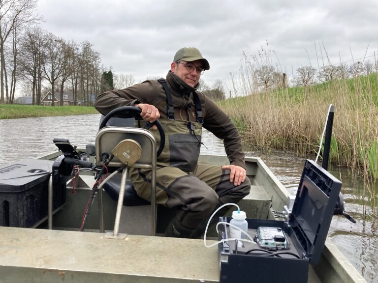 CSI in de sloot: Waterschap speurt met nieuwe eDNA-techniek naar muskusratten