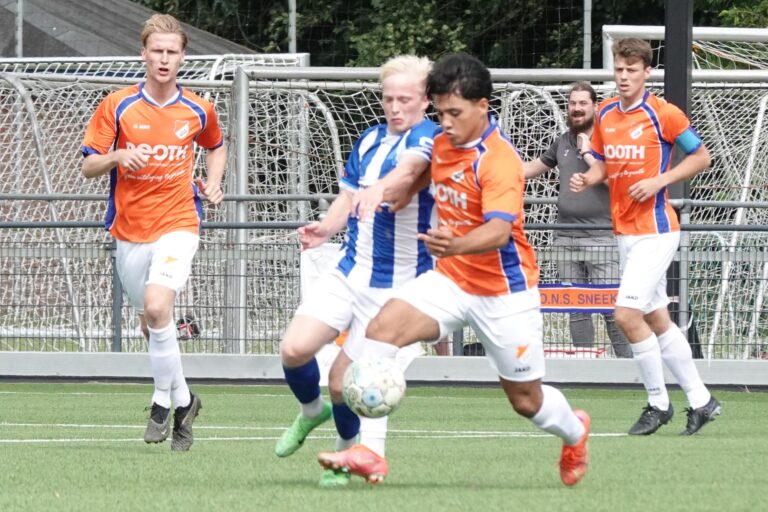 KHC lijdt zware nederlaag in Sneek: Veelbelovende start, desastreuze afloop