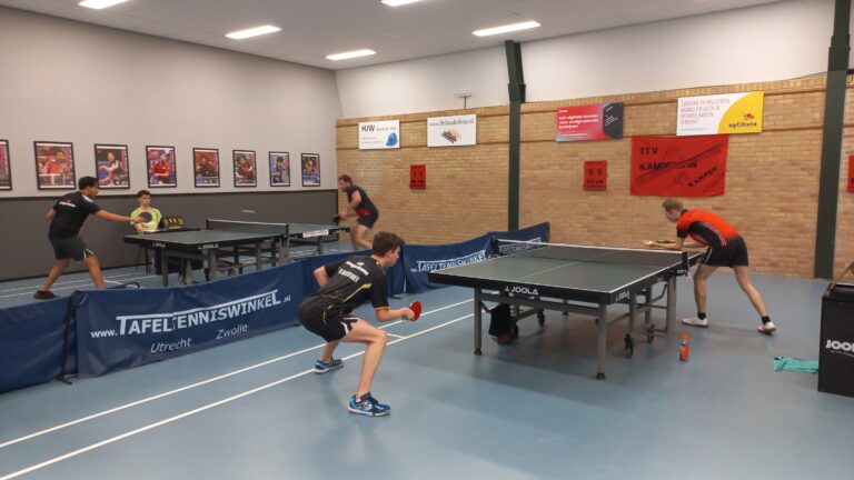 Tafeltennisvereniging Kampenion blij met verbouwde zaal ondanks nederlaag van eerste team