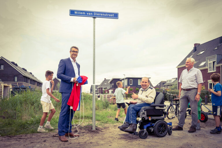 Onthulling van het Straatnaambord Willem van Dierenstraat in Wilsum