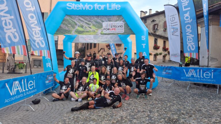 Team Nikai 4 Life Beklimt de Stelvio en Zamelt € 52.010 in voor Kankeronderzoek