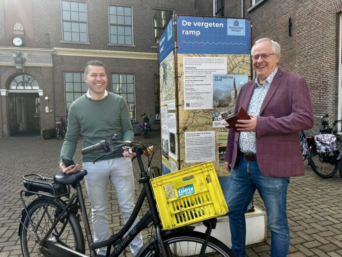 Streekarchivaris Rudolf Bosch (NoVA) en archivaris Floris Joustra (Stadsarchief Kampen) zien er naar uit de route '1825 de vergeten ramp' te fietsen. Foto Hester